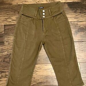 High-Waisted Olive Green Bermuda